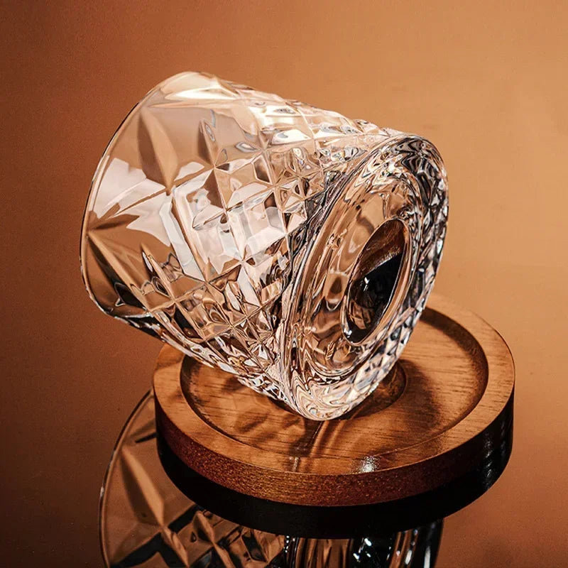 Eleganter klarer Glasbecher für stilvolles tägliches Trinken