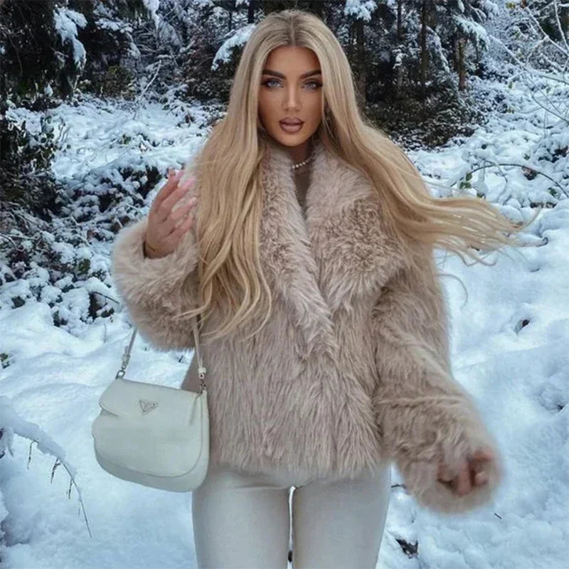 Axela™ | Eleganter Damen-Pelzmantel für stilvolle Wintermode 2024
