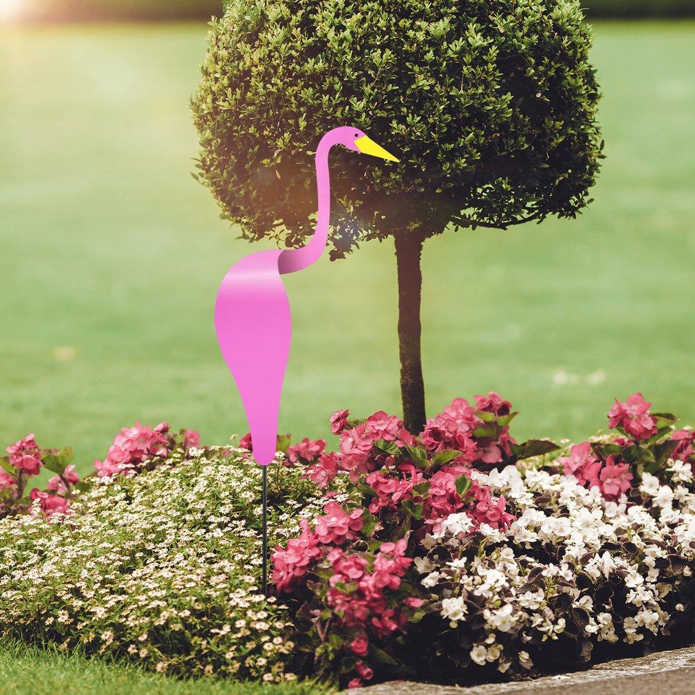 Flamingo-Rasenfigur in Rosa als fröhlicher Gartenakzent