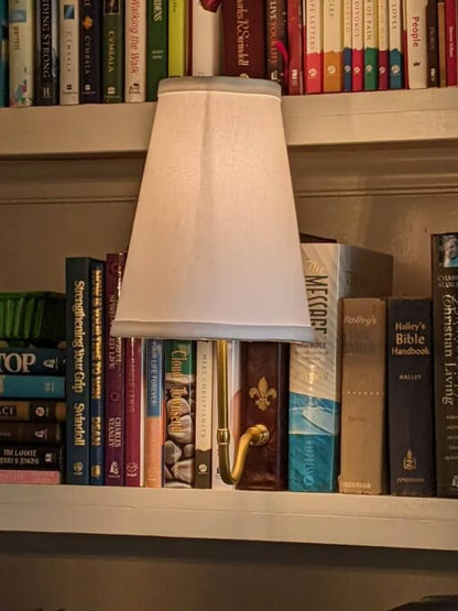 Verstellbare LED-Leseleuchte mit Batterieantrieb