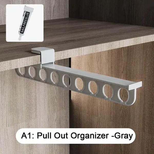 Kleidung an einer ausziehbaren Stange im Kleiderschrank
