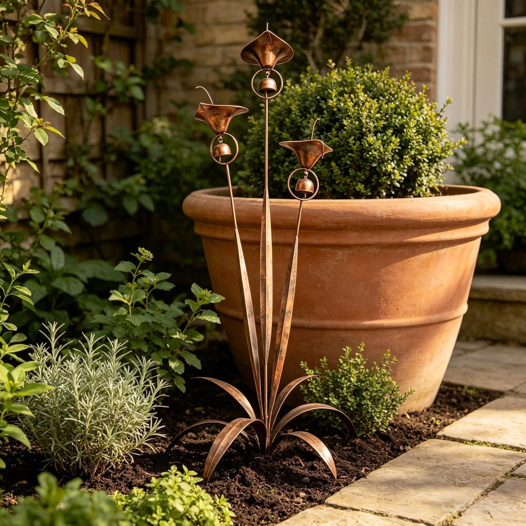 Gartenstab mit Calla-Lilien und Glockenspiel