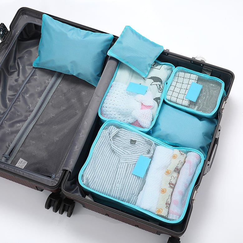 Reisegepäck mit geordneten Packwürfeln für Urlaub und Geschäftsreisen
