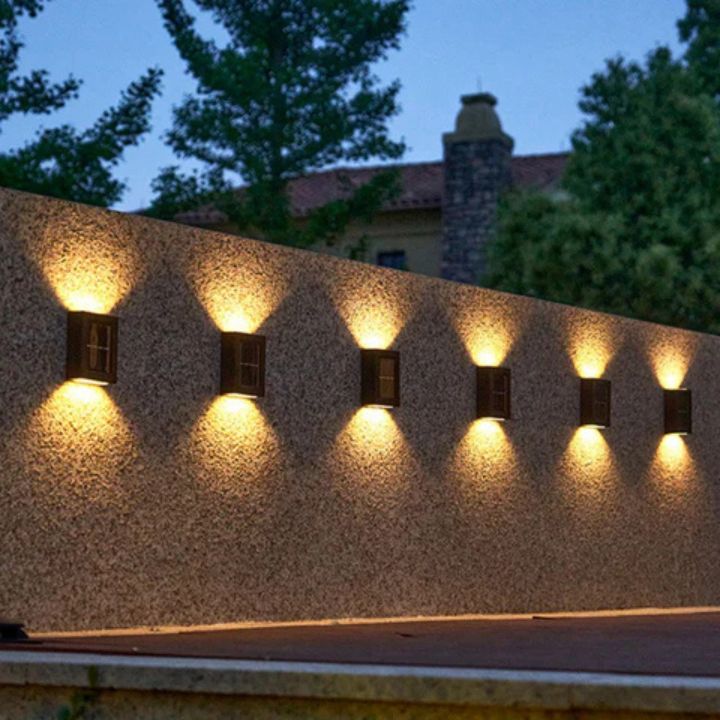 Solarlampe an einer Wand neben einem Hauseingang