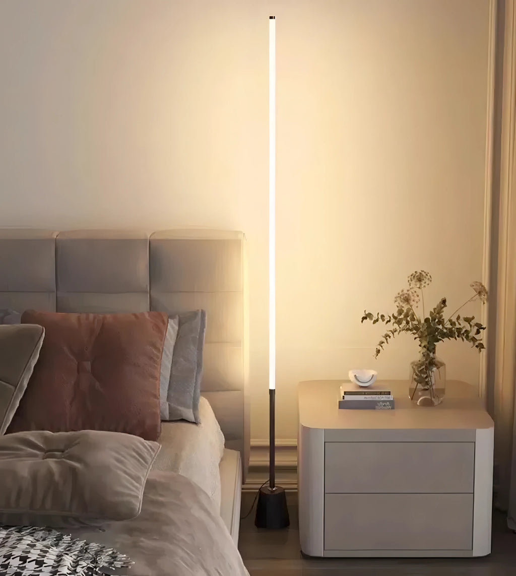 Moderne verstellbare Stehlampe zur gezielten Beleuchtung verschiedener Wohnbereiche
