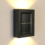 Solar-Wandlampe mit doppeltem Schatteneffekt an einer Hauswand