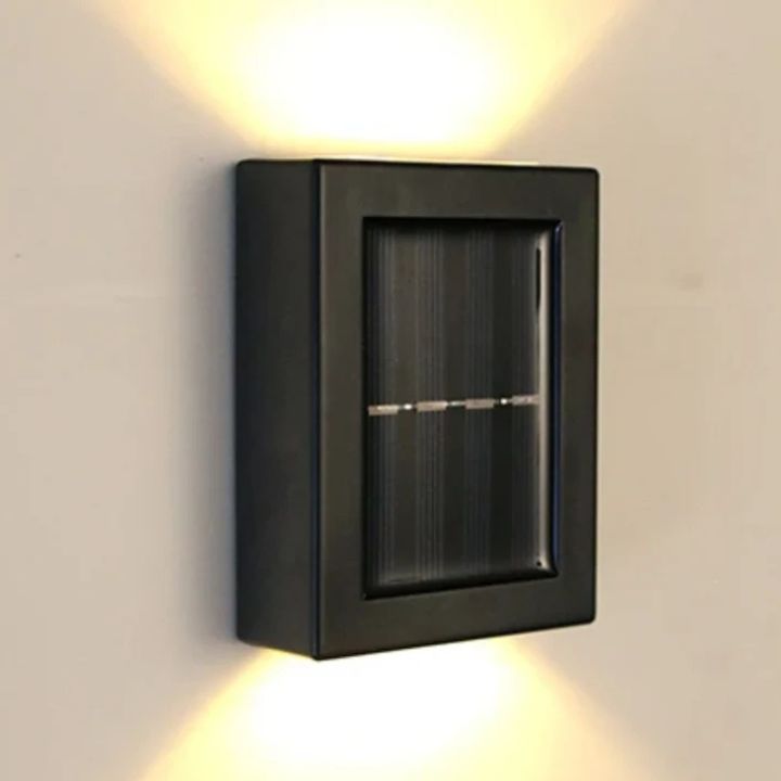 Solar-Wandlampe mit doppeltem Schatteneffekt an einer Hauswand