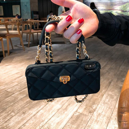 Schicke Handtasche mit Kettenriemen und Handyhülle