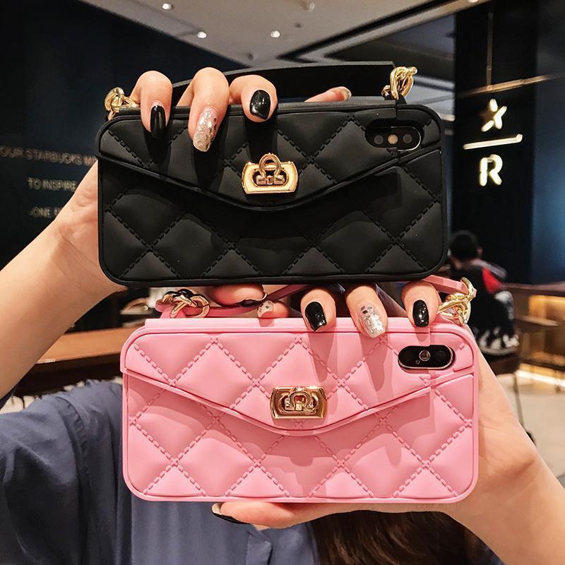 Schicke Handtasche mit Kettenriemen und Handyhülle