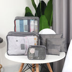Packwürfel mit Kleidung im geöffneten Koffer zur platzsparenden Aufbewahrung
