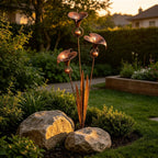 Gartenstab mit Calla-Lilien und Glockenspiel