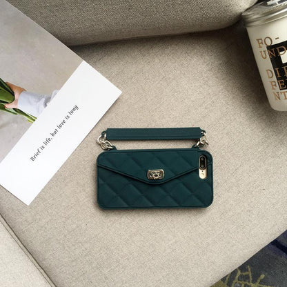 Schicke Handtasche mit Kettenriemen und Handyhülle