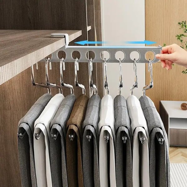 Ausziehbare Kleiderstange im geöffneten Kleiderschrank für besseren Zugriff