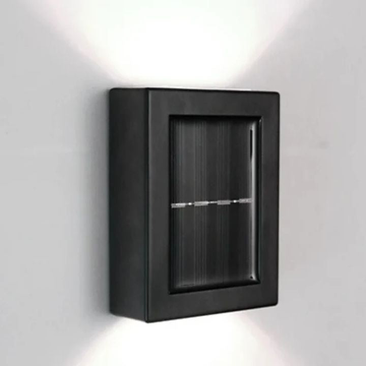 Solarbetriebene Wandlampe für gemütliche Abende im Freien