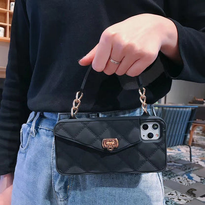 Schicke Handtasche mit Kettenriemen und Handyhülle