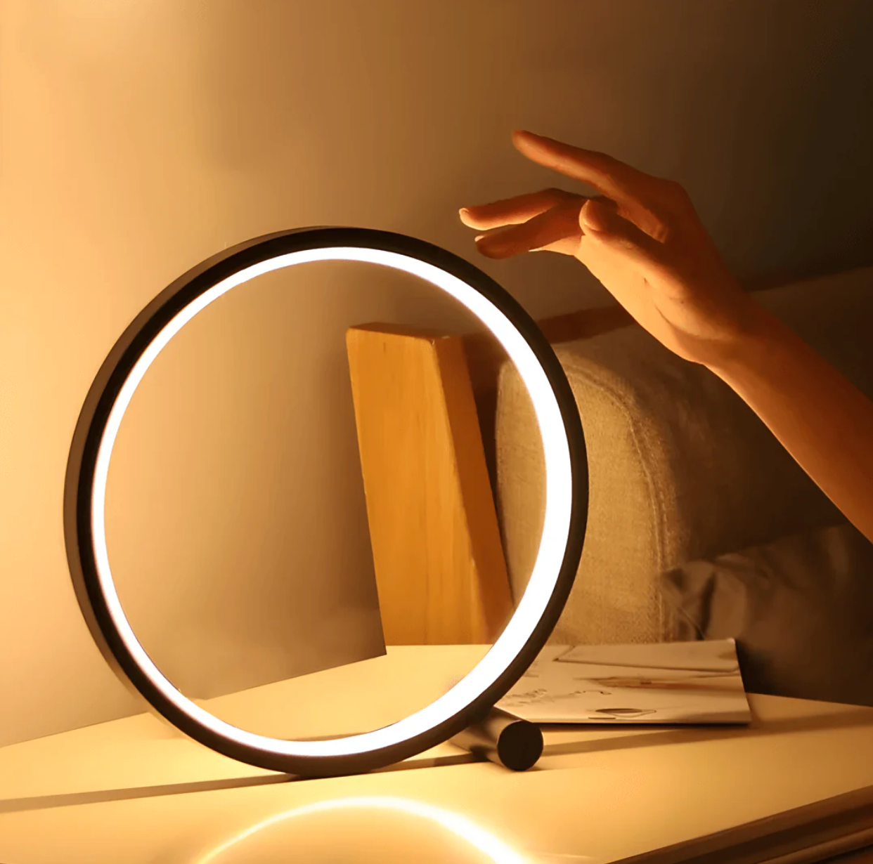 LumaGlow - Minimalistische LED-Tischlampe mit Touch-Bedienung