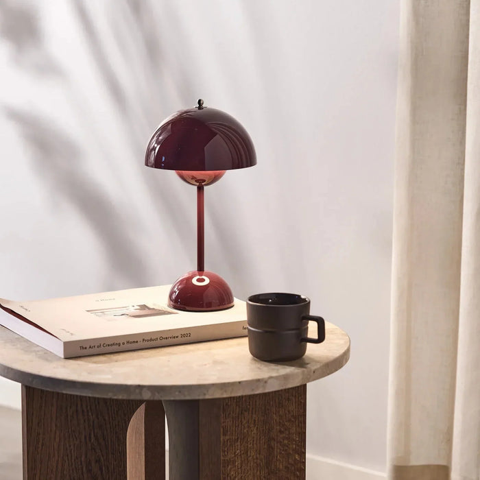 Moderne Tischlampe zur hellen Ausleuchtung der Arbeitsfläche