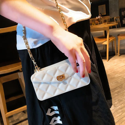 Schicke Handtasche mit Kettenriemen und Handyhülle