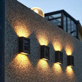 Solviora Solar-Wandlampe an einer Außenwand bei stimmungsvollem Abendlicht