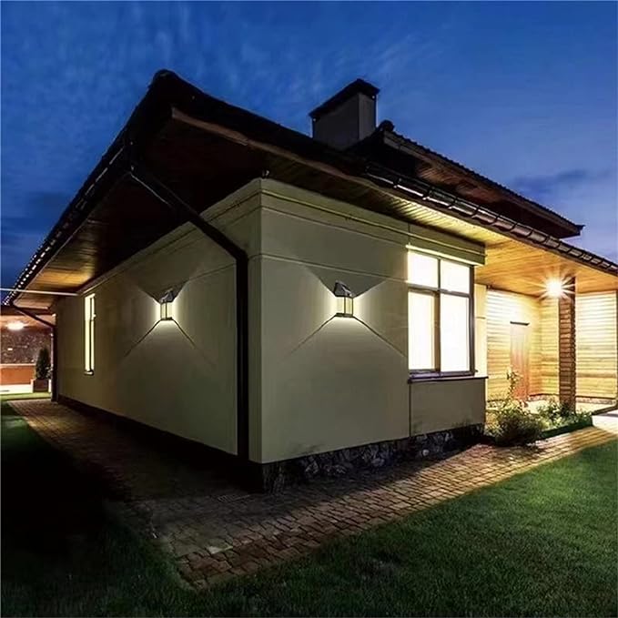 Solarbetriebene Wandleuchte an einer Außenwand im Garten