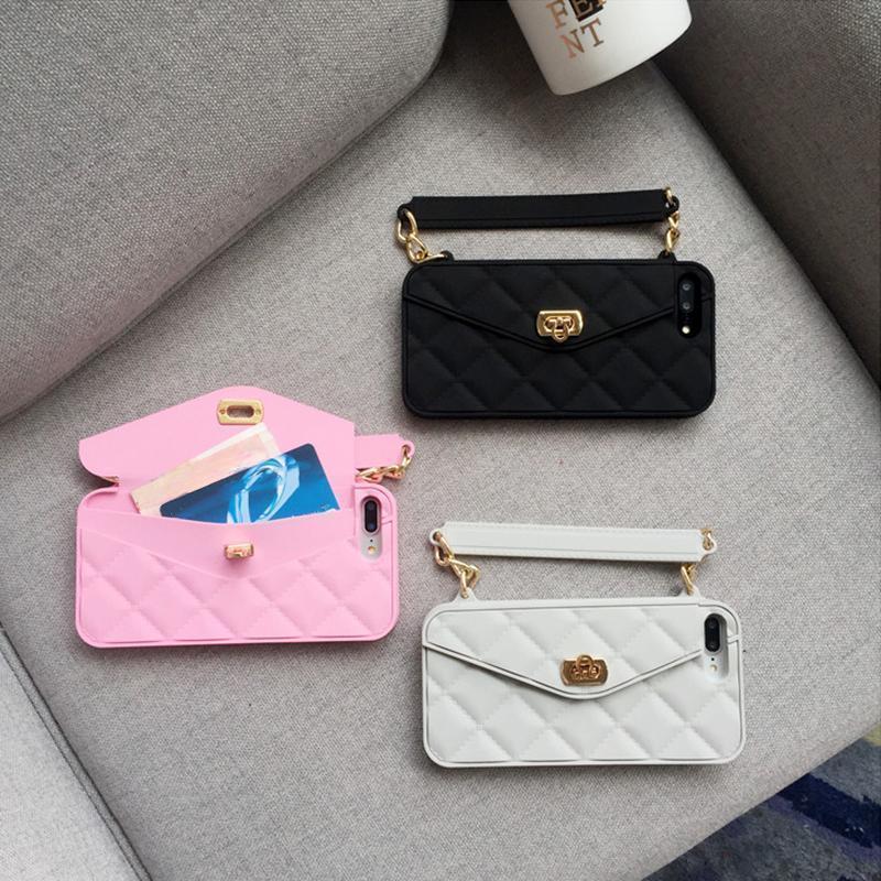 Schicke Handtasche mit Kettenriemen und Handyhülle