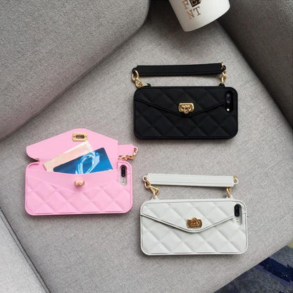 Schicke Handtasche mit Kettenriemen und Handyhülle