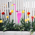 Rosa Flamingo als dekorative Gartenfigur im Außenbereich