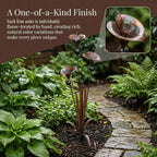 Gartenstab mit Calla-Lilien und Glockenspiel