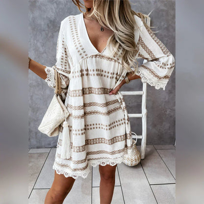 Elga™ | Boho Sommerkleid für Damen – Kurzes Kleid mit V-Ausschnitt, Trompetenärmeln & Spitzen-Details im Ethno-Look