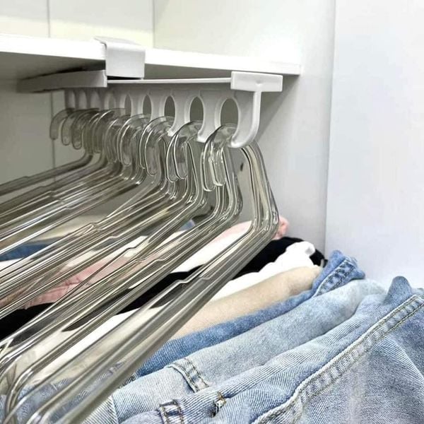 Kleiderstange ausgezogen mit übersichtlich angeordneter Kleidung