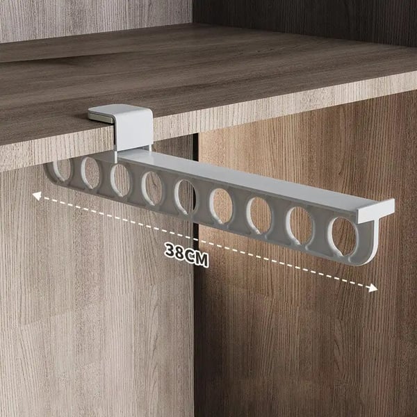 Organisierter Kleiderschrank mit platzsparender ausziehbarer Kleiderstange