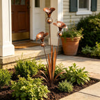Gartenstab mit Calla-Lilien und Glockenspiel