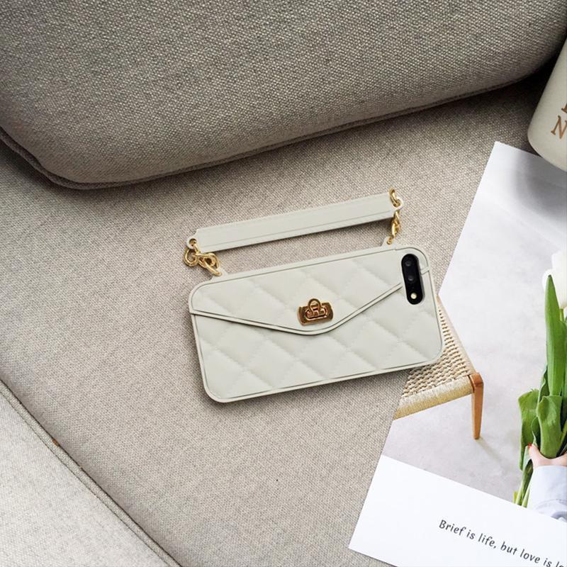 Schicke Handtasche mit Kettenriemen und Handyhülle