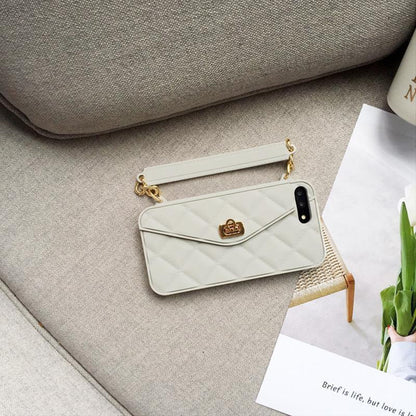 Schicke Handtasche mit Kettenriemen und Handyhülle