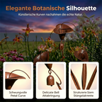 Gartenstab mit Calla-Lilien und Glockenspiel