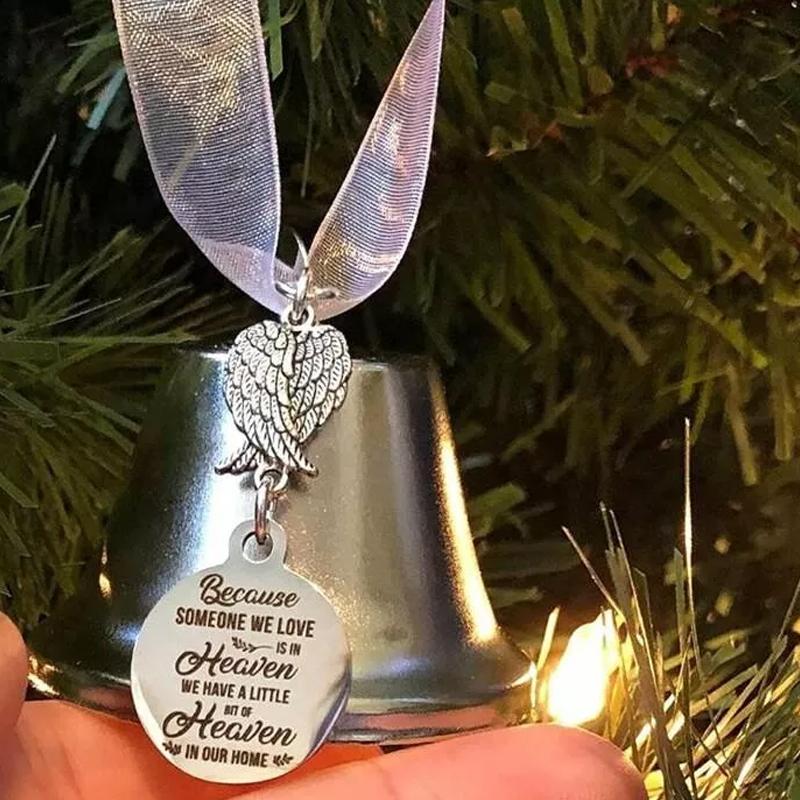 Vintage antike Weihnachtsglocke mit Engelsflügel-Dekoration