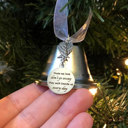 Vintage antike Weihnachtsglocke mit Engelsflügel-Dekoration