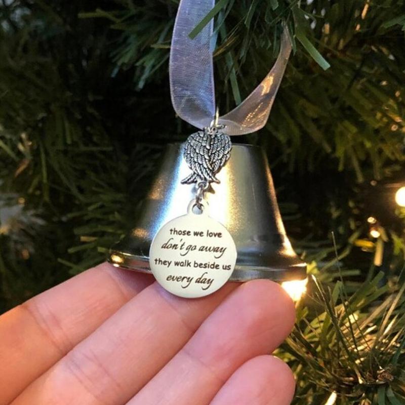 Vintage antike Weihnachtsglocke mit Engelsflügel-Dekoration