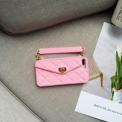 Schicke Handtasche mit Kettenriemen und Handyhülle