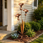 Gartenstab mit Calla-Lilien und Glockenspiel