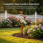 Gartenstab mit Calla-Lilien und Glockenspiel
