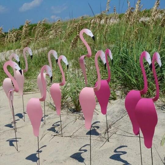 Gartenornament in Form eines rosa Flamingos